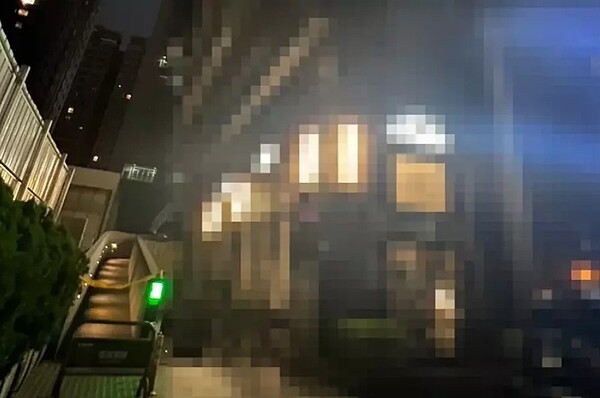 雲林縣陳姓男子7月31日在台中市西屯區的大樓租屋處墜樓,頭、身分離墜落機車道,警方拉起封鎖線調查。圖/讀者提供
