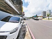 人行道狹小、違停嚴重　機捷A22站通車周邊似行人地獄