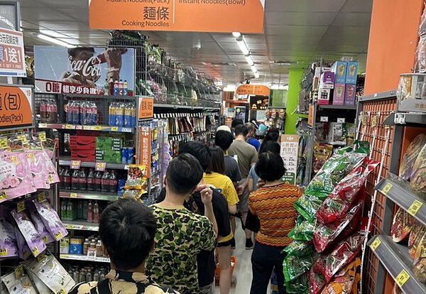 新北市板橋區各賣場陸續湧入採購人潮,不少民眾趁著天氣狀況還算稍微穩定,提前做好防颱準備。記者張曼蘋/攝影