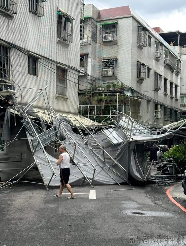 新莊一處24樓工地建案疑因強風吹襲，發生鷹架倒塌。圖／擷取自記者爆料網