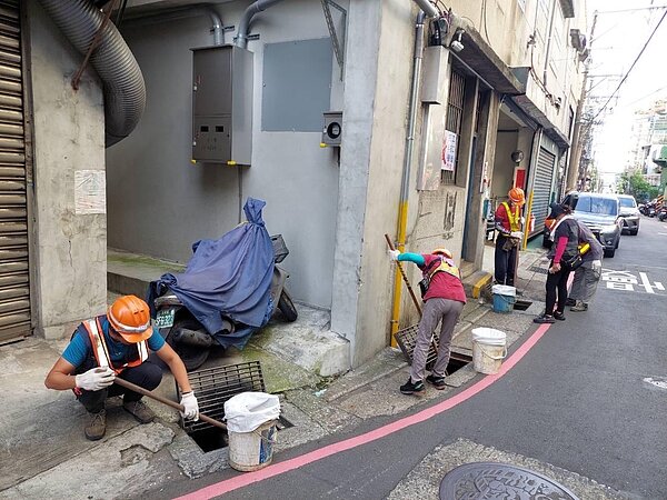 清潔隊側溝巡檢清淤。圖/新北市政府提供