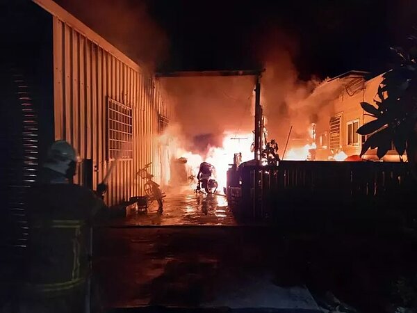 台南安南區本原街三段巷弄內一民宅今凌晨2時54分傳出火警,明火自廚房內竄出,一發不可收拾。圖/讀者提供