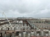 桃機第三航廈完成首支巨柱吊裝　朝2026年完工大步邁進