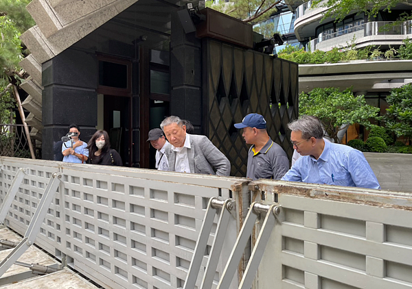 陶朱隱園祭出超強防颱武器，為台灣第一座超寬、可耐80噸重車通行的電動防水閘門，堪稱豪宅經典代表作。圖／中工提供