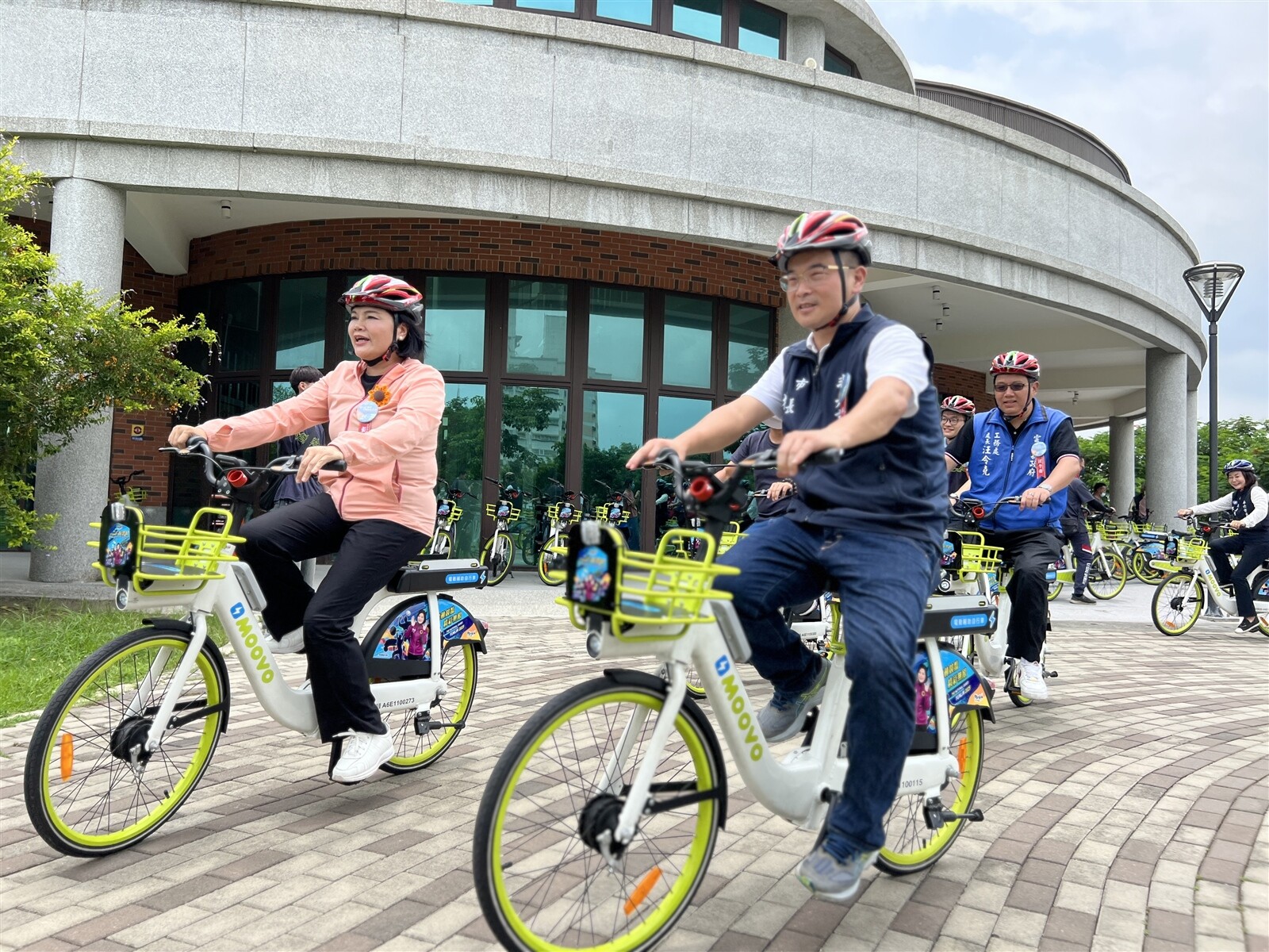 雲林縣長張麗善（左）、斗六市長林聖爵（右）今天試乘MOOVO電動輔助自行車。記者陳苡葳／攝影 