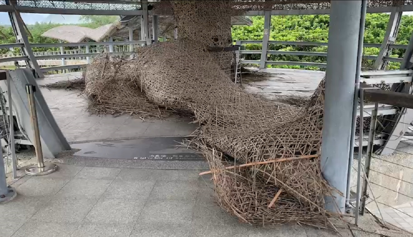 颱風卡努逐漸逼近台灣北部，台東地區今早吹起焚風及颳起強陣風，海濱公園景點國際地標鳥巢，也因長久日曬雨淋，屋頂竹子編織結構受損，被強風吹垮下來。記者尤聰光／攝影 