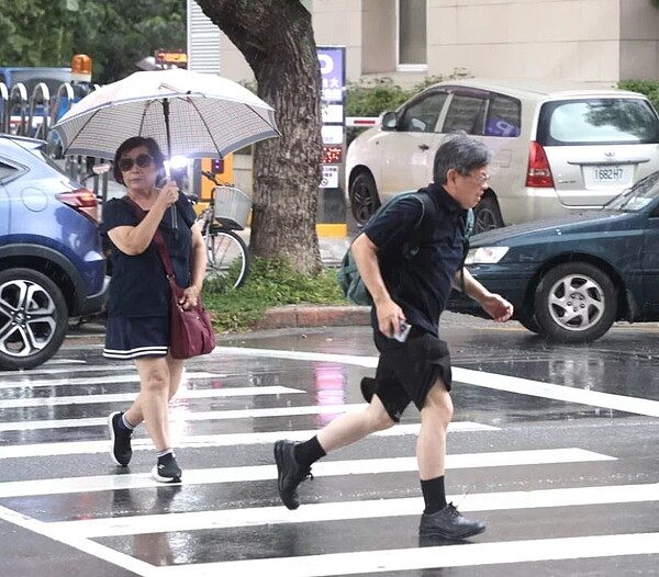 中颱卡努接近中，愈晚風雨愈大。聯合報資料照片