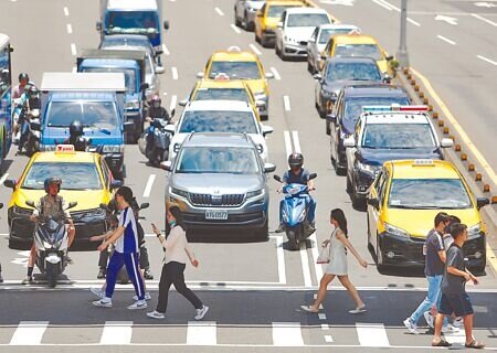 交通部為改善道路交通傷亡情形，2019至2022年度斥資11億多元執行第13期道安方案。（本報資料照片）