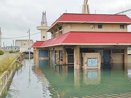 「超級藍月」引發雲林縣出現大潮,雲林區漁會附近加油站成了大水池。(張朝欣攝)