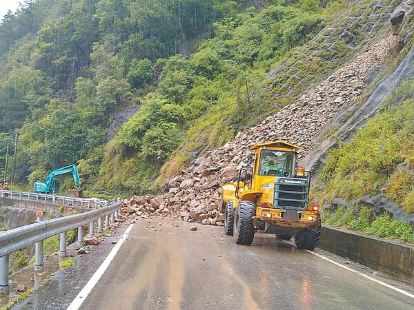 卡努颱風3日接近，台8線部分路段啟動預警性封閉作業。圖為台8線日前坍方畫面。（公路總局提供／潘虹恩台中傳真）