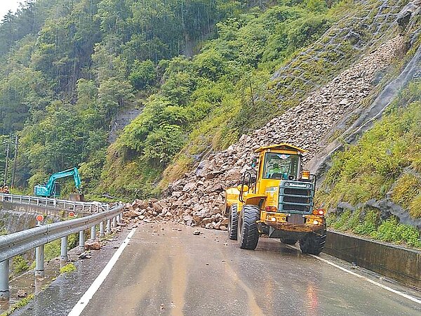 卡努颱風3日接近,台8線部分路段啟動預警性封閉作業。圖為台8線日前坍方畫面。(公路總局提供/潘虹恩台中傳真)
