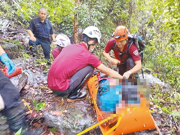 台電輸變電工程處一輛承包商廂型車,3日中午12時許發生墜谷事故,車上6人4死2傷。(桃園市消防局提供/蔡明亘桃園傳真)