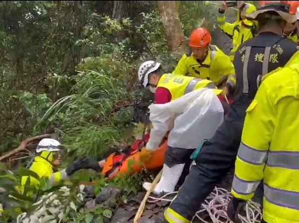 台電委外包商的工作車翻落復興區雪霧鬧部落山坡下,警消全力救人。圖/桃園市消防局提供