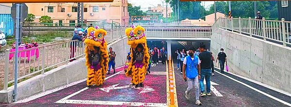 通霄鎮公所昨天舉辦中山路鐵路地下道拓寬工程通車典禮,通灣里民進出車輛不用再面臨地下道難以會車的不便。記者吳傑沐/攝影