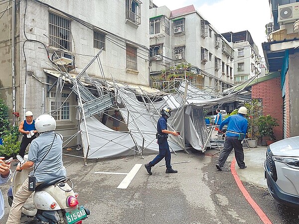 受卡努颱風影響，新北市新莊區3日上午發生工地鷹架從24樓被強風吹落的意外，所幸沒有造成傷亡。（新北市新莊警分局提供／呂健豪新北傳真）