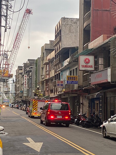 基隆市和平島1名女子今到頂樓鐵皮加蓋處餵鳥時，一陣強風將頂樓的鐵門關上。警、消聯絡鎖匠到場，才讓她回到自己家中。記者邱瑞杰／翻攝