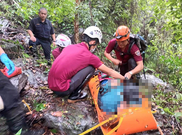 該車在行經復興區高義村山區台電外包工程車翻落邊坡山谷,釀四命危二受傷重大意外事故。記者曾增勳/翻攝