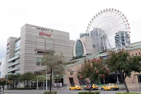 因卡努颱風8/3多數雙北百貨皆暫停營業一天,但仍有少部分百貨商場決定營業。本報資料照