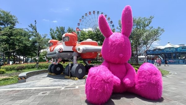 2023「Just+FUN+新北」街頭文化節首週現場的4米高桃紅巨兔「七桃」。圖／新北市府提供