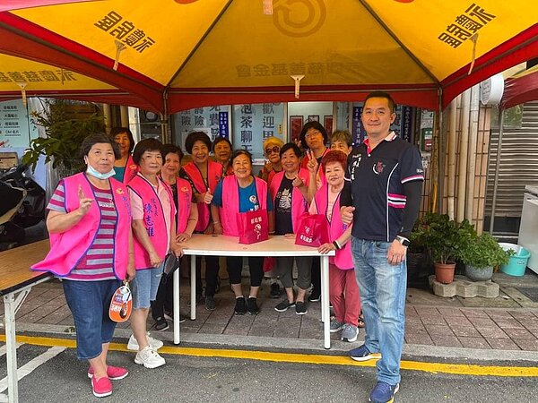 陳志雄里長帶著志工團隊發放香噴噴的粽子給里民啦。（圖／中正萬華樂生活Ｘ有你有我）