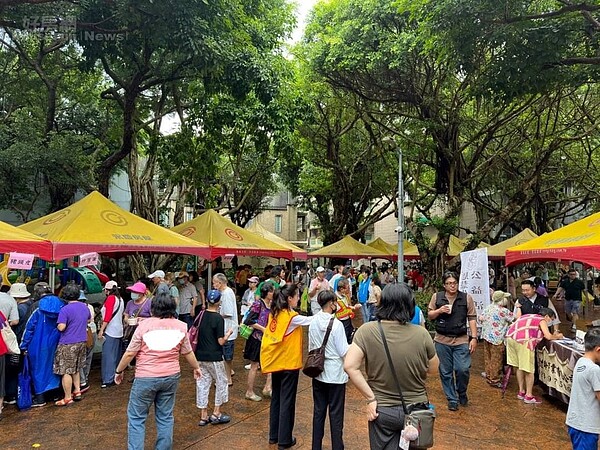新東里端午節活動現場滿滿人潮，里民們都很喜歡這次活動。（圖／松山樂生活Ｘ有你有我）