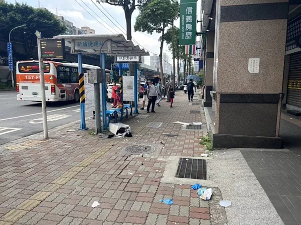 政治大學黃姓女大學生上月20日在台北捷運新埔站2號出口被從天而降的冷氣機砸死。本報記者／翻攝