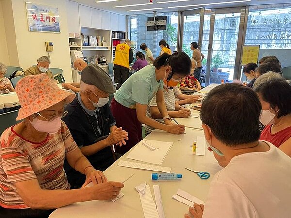 新店區中山里自癒力端午節手作活動。（圖／新店樂生活Ｘ有你有我）