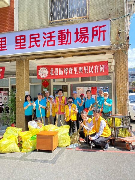 尊賢里張勻通里長帶領著尊賢志工團沿路打掃。  （圖／北投樂生活Ｘ有你有我）
