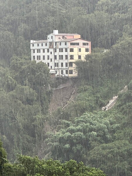 廬山當地的麗來飯店更是因為大雨沖刷下，地基疑似被掏空，目前已緊急疏散飯店留守人員。圖／民眾提供