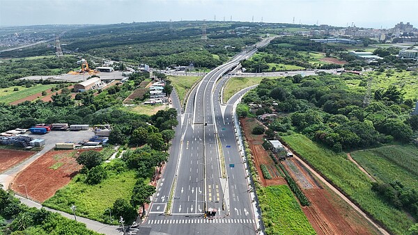 串聯台中科學園區與台灣大道、向上路、國道三號龍井交流道的「台中市龍井區中部科學工業園區西南向聯外道路工程」今（4）日通車。圖／建設局提供