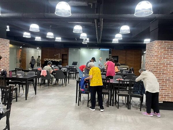 新希望基金會關懷據點舉辦老人供餐。（圖／新店樂生活Ｘ有你有我）