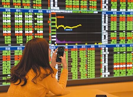 
外資狂倒AI概念股，央行表示，7月外資連同本金、盈餘共匯出約台幣約2200億元，進而造成新台幣7月成最弱亞幣。圖為股市示意圖。（本報資料照片）
