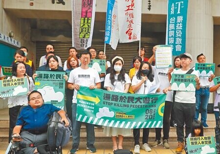 
行人零死亡推動聯盟發起820大遊行，且公開邀請各政黨代表、各縣市首長、總統候選人參加820還路於民大遊行，並要求各政黨提出「以人為本」的交通政見。（本報資料照片）
