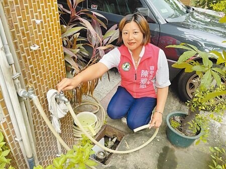 
台中市議員陳雅惠表示，台中無自來水可用人口占比六都最高，要求市府加速改善。（張亦惠攝）
