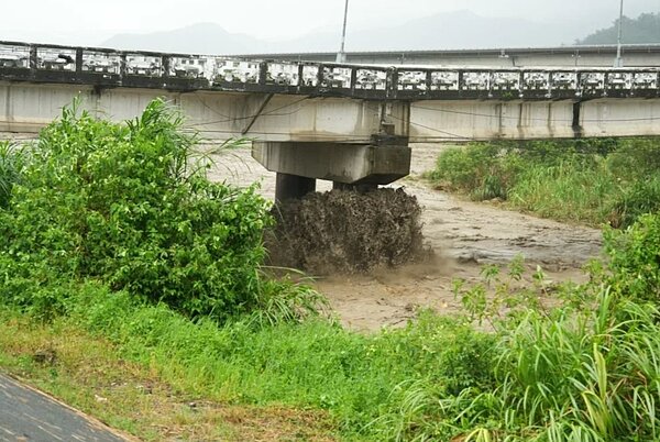 南投縣埔里鎮守城橋橋樑塌陷呈波浪狀。圖/南投縣政府提供