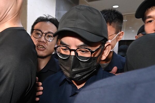 台北地檢署指揮北市婦幼警察隊,上午到黃子佼的住家及工作室搜索,下午3時許移送台北地檢署。記者許正宏/攝影