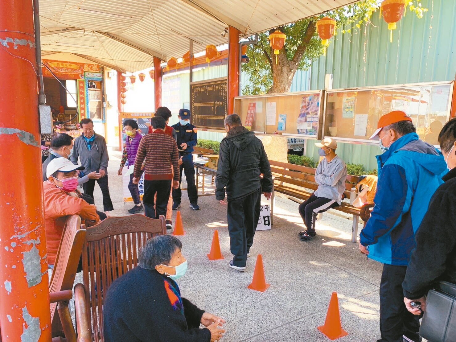 南投老人車禍事故攀升,縣府派出志工,深入村里教老人家安全過馬路技巧。本報資料照片