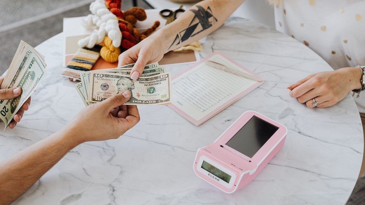 ▼原PO提出「存錢買不到房,敢借錢才能買」的論點,引發眾人熱議。(示意圖/取自<a href="https://www.pexels.com/zh-tw/photo/4968637/"><span style="color:#000000;">Pexels</span></a>)