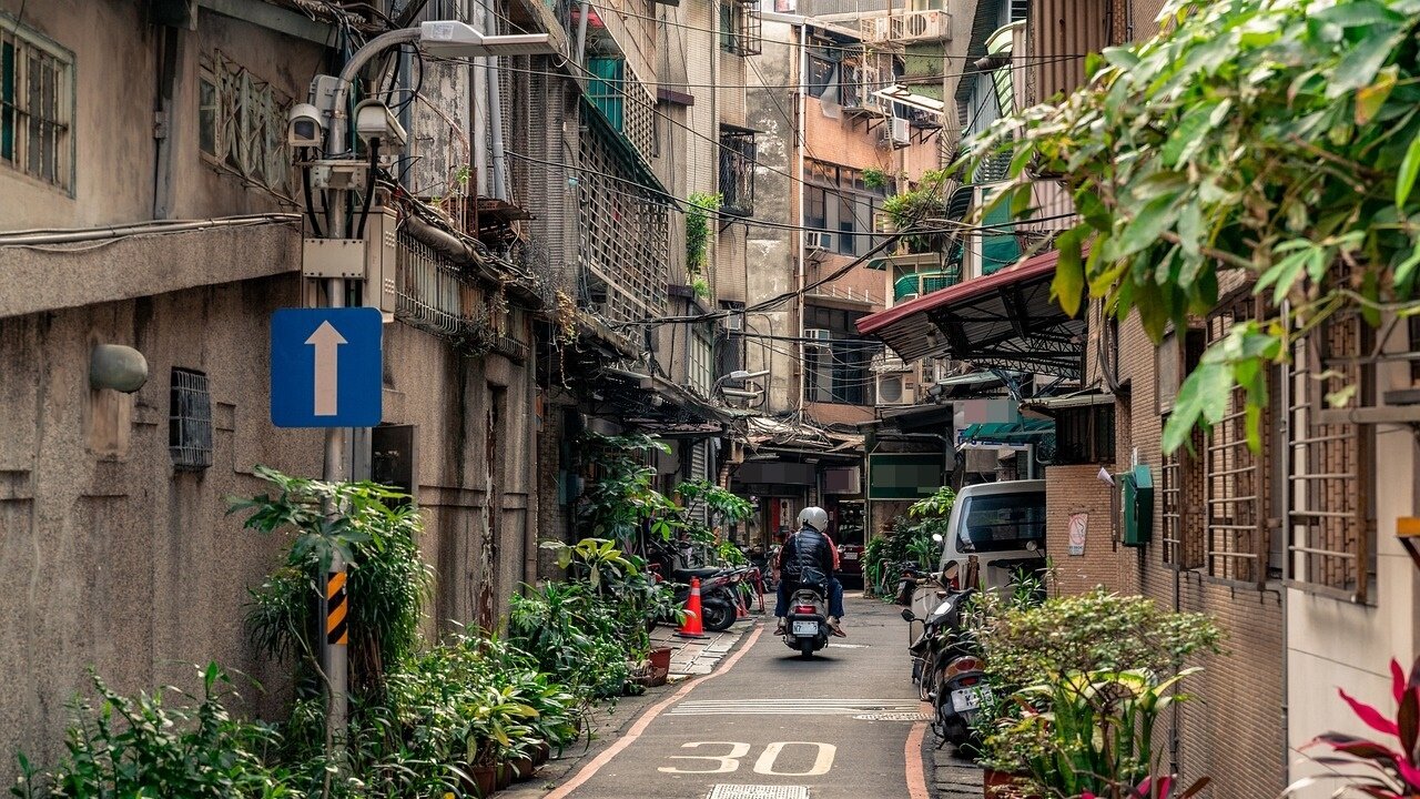 ▼眾人對於信義區「吳興街」的看法不同,有人認為生活機能好,但也有人認為該地老屋偏多。(示意圖/取自<a href="https://pixabay.com/photos/taiwan-asia-road-taipei-building-4081262/"><span style="color:#000000;">pixabay</span></a>)