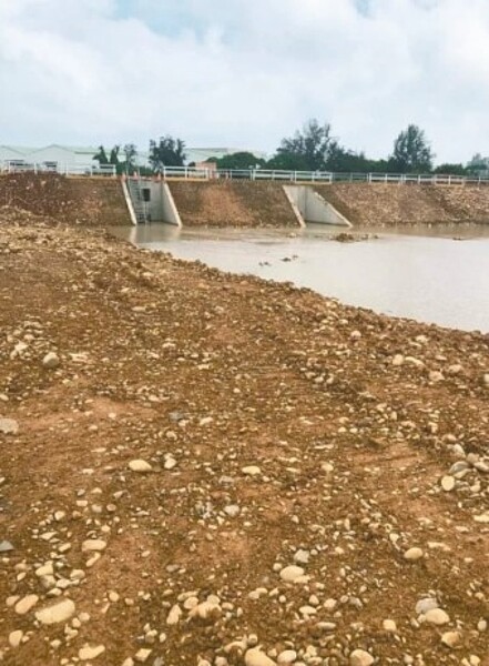 地方上認為把灌溉溝渠原有80%的水倒入滯洪池,大幅減少原有灌排的水量並不正確。圖/桃園市議員游吾和提供