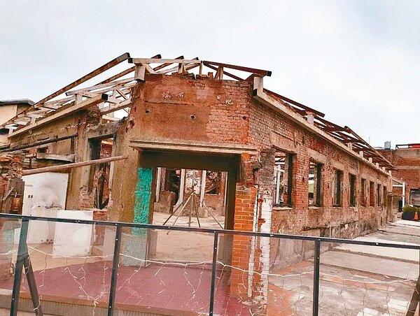 苑裡市場2019年經文資審議後登錄為歷史建築,登錄範圍包括市場本館沿街現存牆體及別館山牆、据賣場等部分。本報資料照片