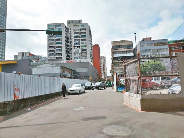 審計部報告指出,成功市場設計過程未查地下停車場車道出入口設計位置,與規畫設置中繼市場部分區域重疊。聯合報資料照片