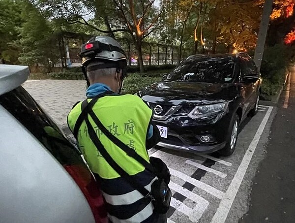 新竹市路邊停車收費以每小時20元為主。本報資料照