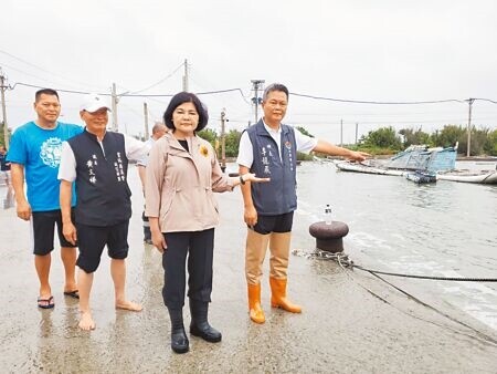 雲林縣口湖鄉子寮漁港5日滿潮在下午1點19分發生，水位雖然比前一天低，但也已溢出海堤，縣長張麗善（右二）、口湖鄉長李龍飛（右一）5日聯袂勘查。（周麗蘭攝）