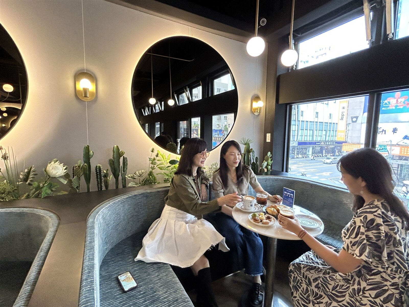 台中森林系網美咖啡館「麟咖啡」插旗西區美村路,推出388元甜點咖啡吃到飽。記者趙容萱/攝影