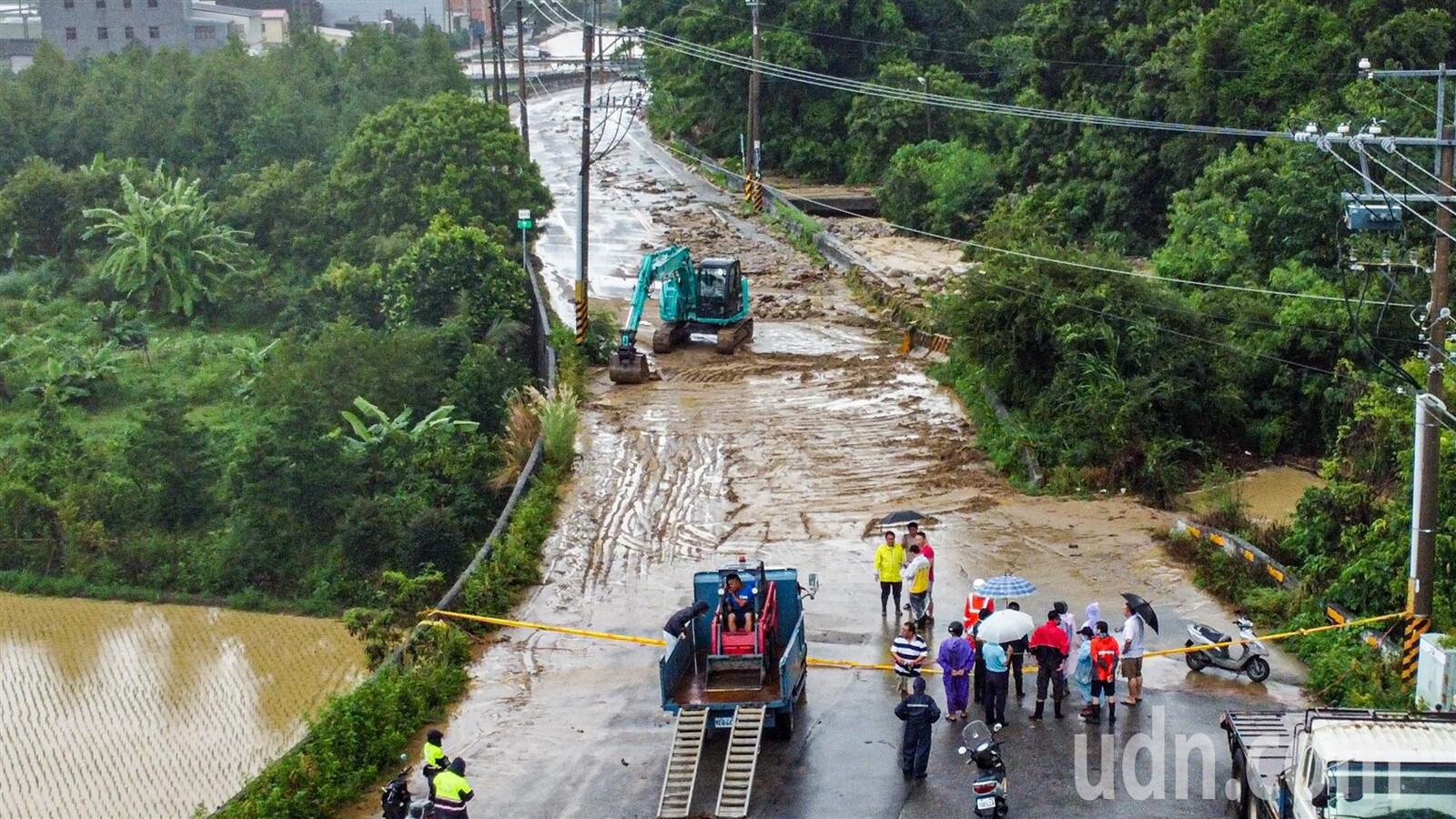 苗栗縣苑裡鎮昨天大豪雨，部份馬路被大量的土石沖刷及堆積。記者黃仲裕／攝影 