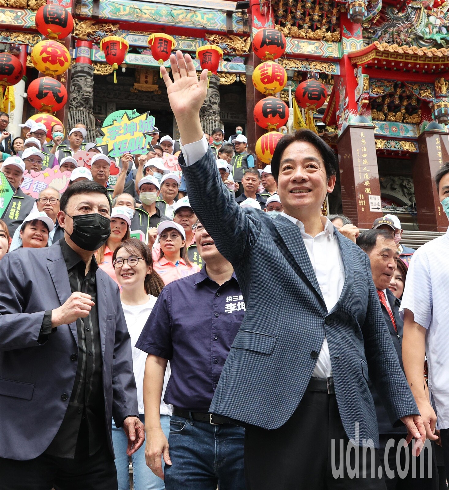民進黨總統參選人賴清德（右）今天到三重義天宮參拜，提出居住三對策，並加碼社會住宅補貼弱勢。記者潘俊宏／攝影 
