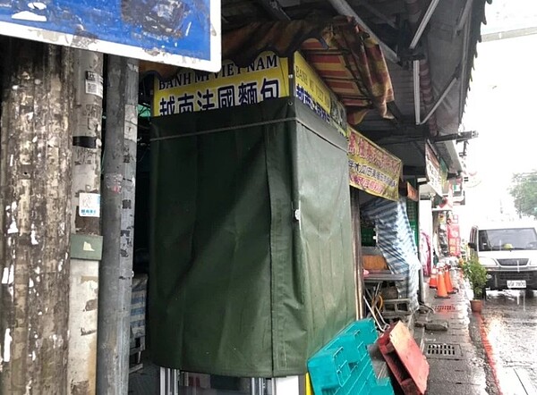 桃園中壢忠貞市場越南法國麵包店有14項衛生缺失,衛生局勒令今起停業。圖/衛生局提供