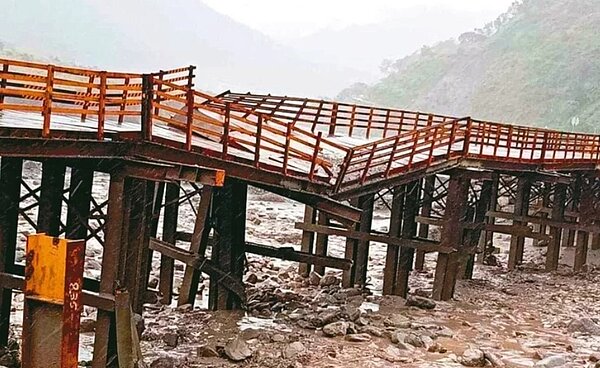 南橫明霸克露橋便橋受損。圖/取自臉書