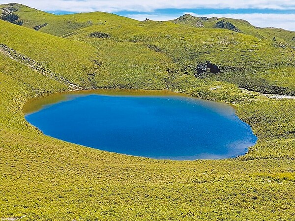 颱風杜蘇芮及卡努接續帶來充沛雨量,嘉明湖水位滿到極限,甚至淹到湖旁箭竹,山友相當興奮。(嘉明湖山屋清潔員杜忠智提供/蔡旻妤台東傳真)